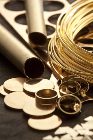 صنعت طلا نیازمند مشارکت طلاسازان و شرکت های صادرات محور است/ واردات طلای ساخته شده به کسادی بازار طلا دامن می زند