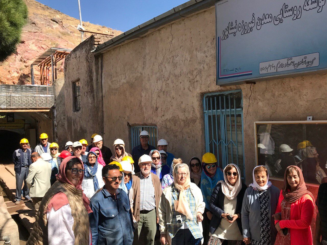 بازدید گروه ۳۰ نفره از گردشگران اسپانیایی از معدن فیروزه نیشابور