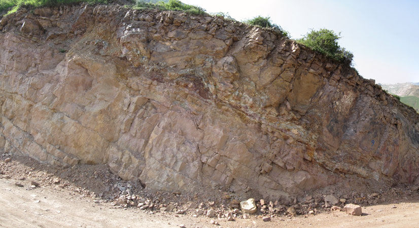 استخراج حدود ۱۰ هزار تن خاک نسوز از بزرگترین معدن غرب آسیا