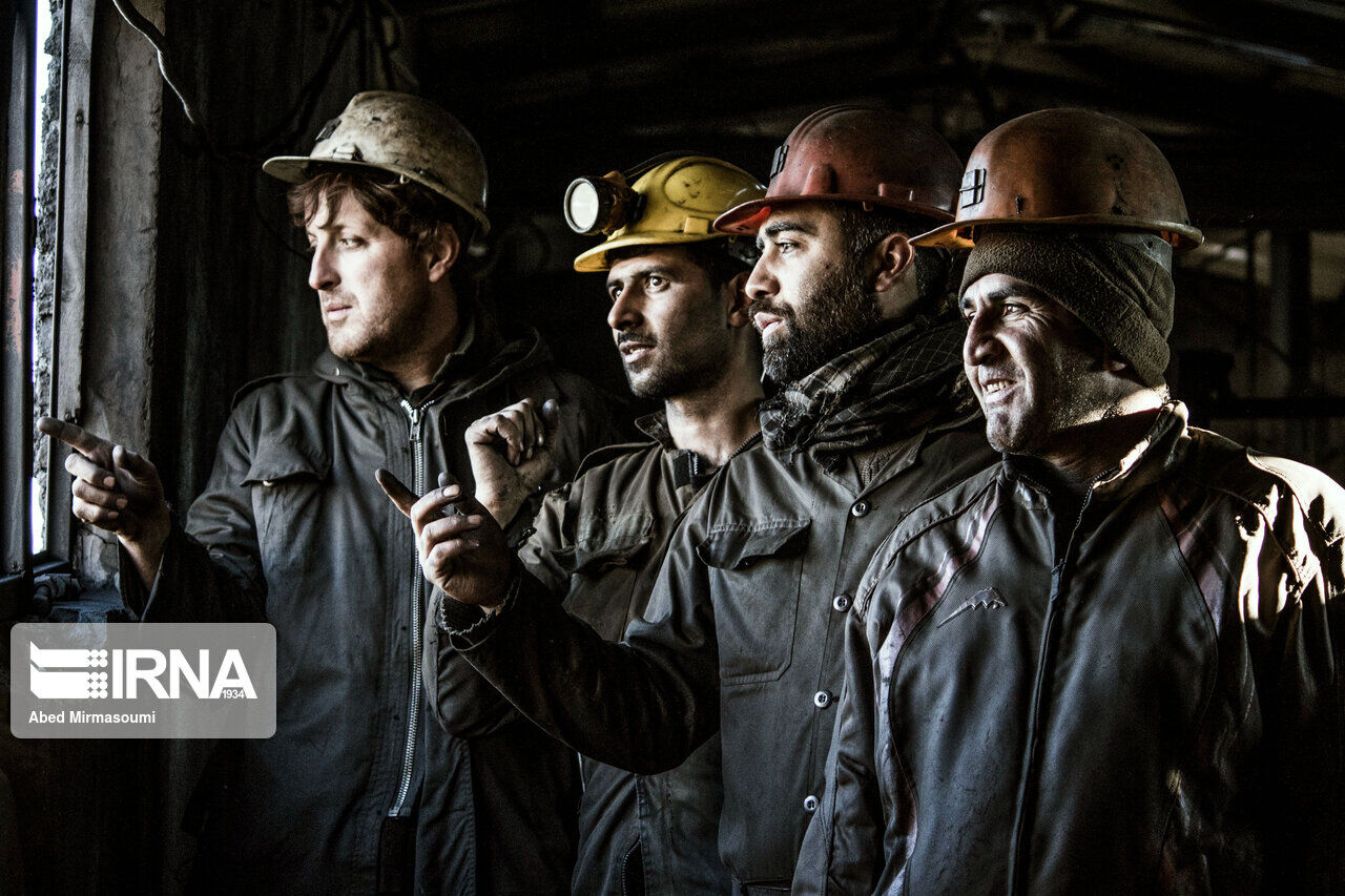 کارگران خواستار لغو واگذاری سهام زغال سنگ کرمان به بخش خصوصی هستند/ احصای ۱۴ خواسته به حق کارگران زغال سنگ کرمان