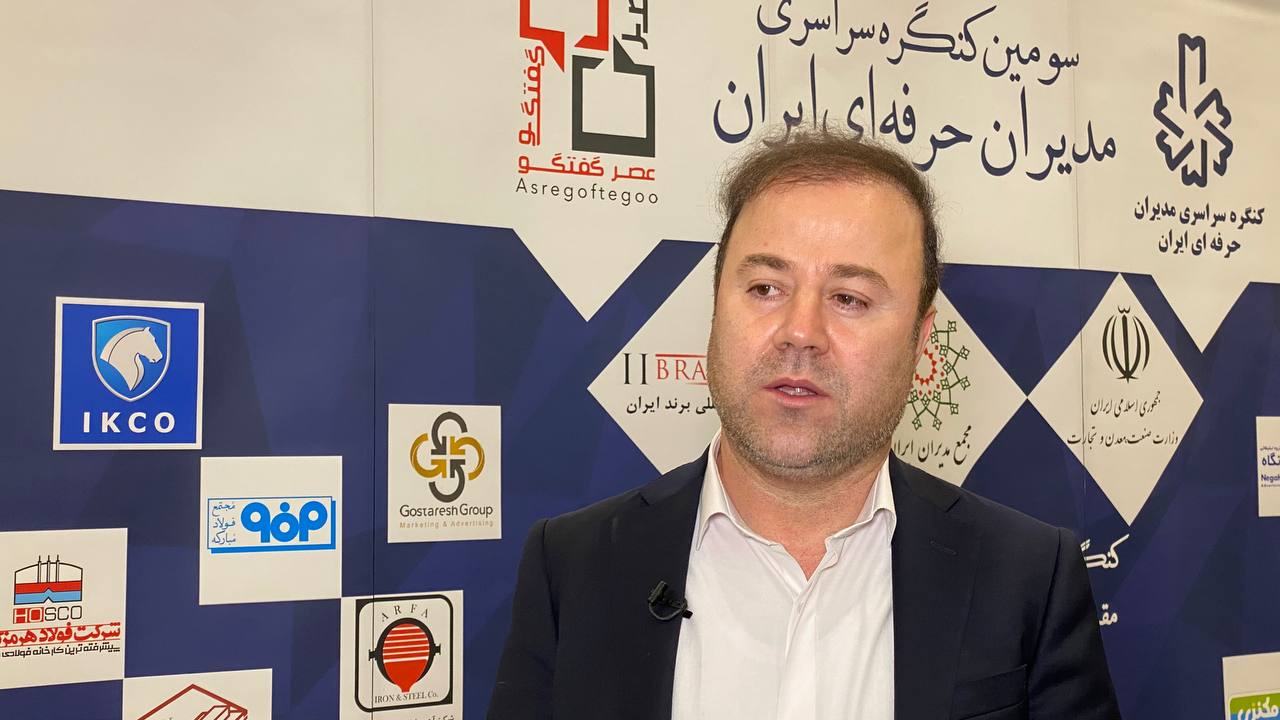 تندیس سومین کنگره مدیران حرفه ای ایران به مدیرعامل فولاد هرمزگان اعطا شد