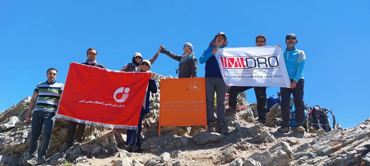 صعود کوهنوردان سه نهاد دولتی به قله آتشکوه