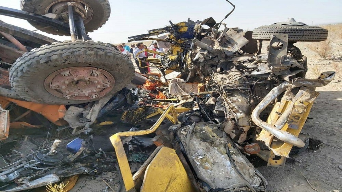 ۳ کشته در برخورد کامیون با مینی‌بوس کارگران معدن "جلال آباد" زرند