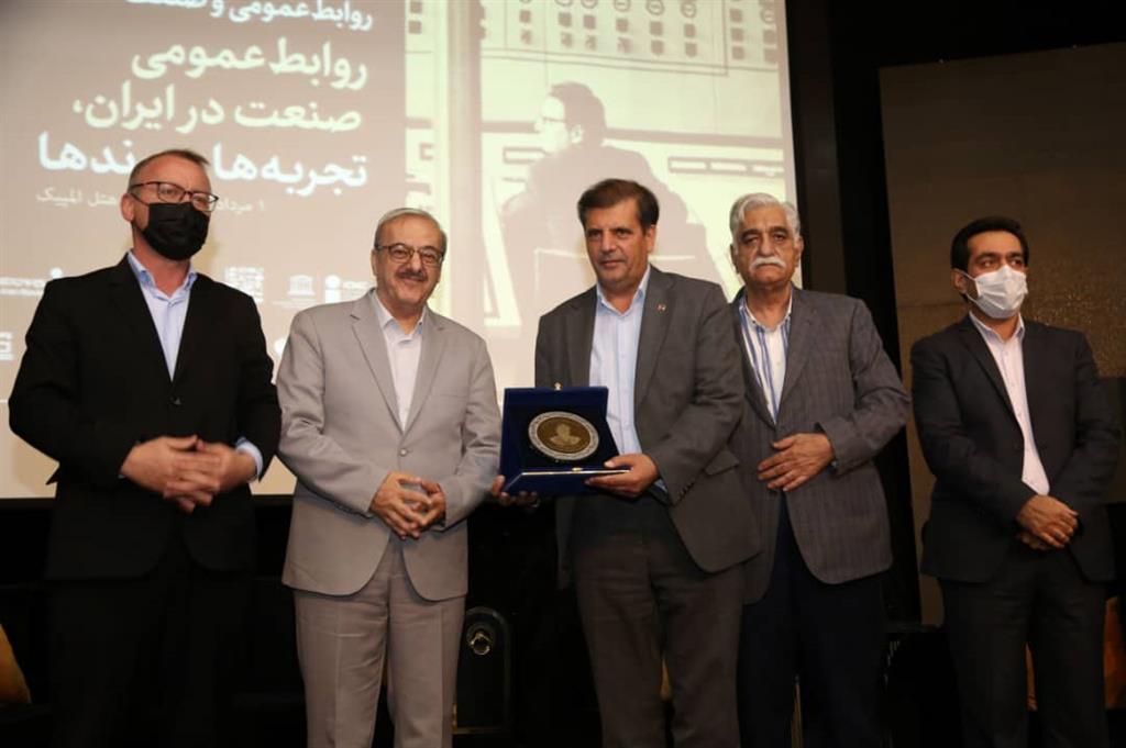مدیرعامل ذوب آهن اصفهان مدال زرین را دریافت نمود